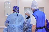 Один из ведущих хирургов России провел мастер-класс по сложным операциям совместно с тюменскими врачами